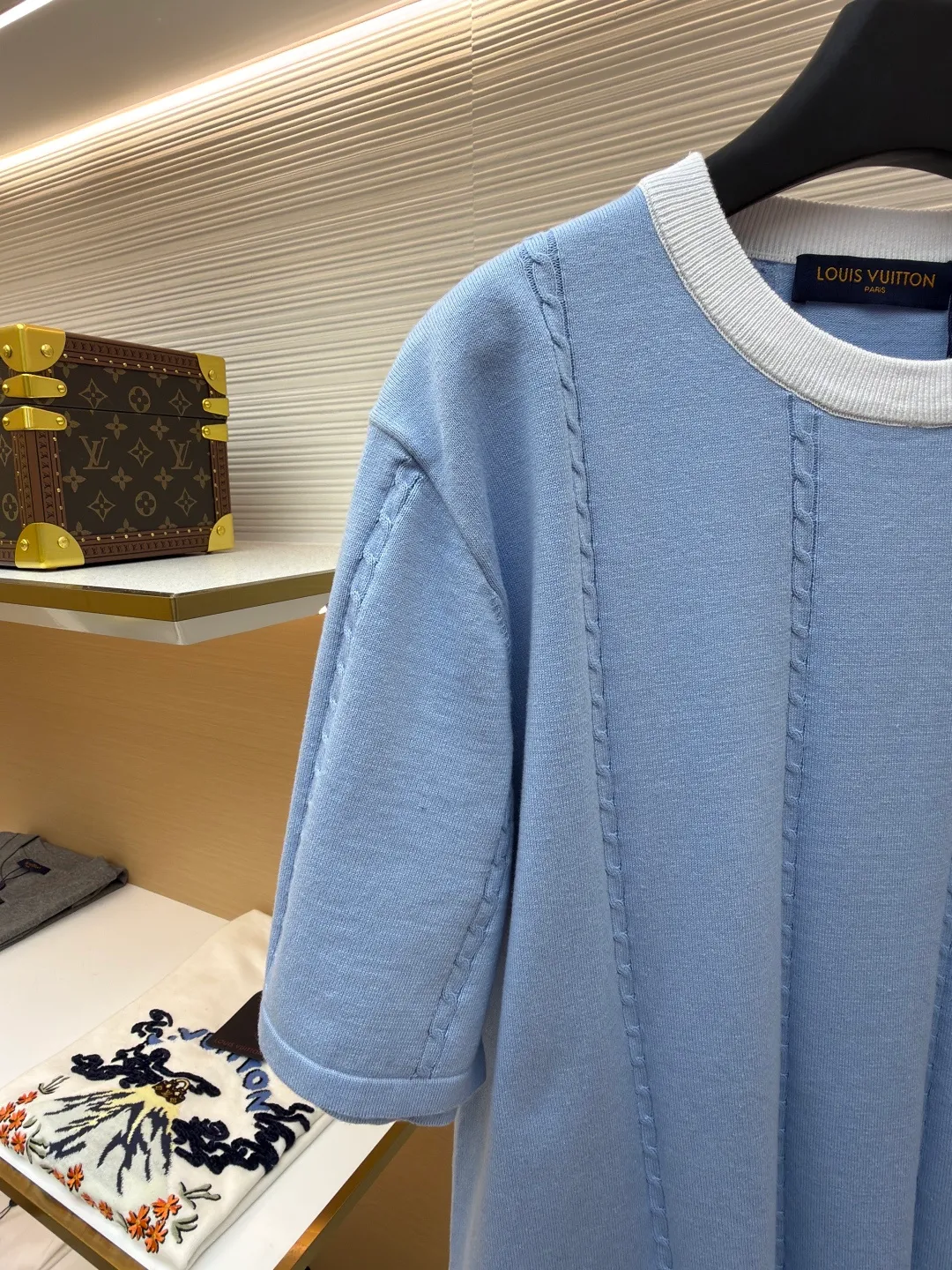 LOUIS VUITTON collar badge embroidered knitted T-shirt ●Original version: purchased and developed by 14384 ●Item number: 1681305-A65 ●Material: knitted cotton fabric ●Technology: three-dimensional cable knitting ●Color: blue ●Version: fitted version ●Weight: about 325 grams ●Size: XS-S-M-L ●Description: Contrast color rib collar technology: The neckline is made of white rib fabric and the main body is light blue knitted fabric. The rib structure has good elasticity and shaping, which not only improves the durability of the collar, but also forms a visual contrasting color layer. Three-dimensional cable knitting technology: The cable knitting pattern distributed longitudinally on the body uses special knitting stitches to give the fabric a three-dimensional texture, adding to the texture and design details of the item. Embroidery badge technology: The brand badge on the chest uses precision embroidery technology to clearly present the pattern details. The embroidery stitches are firm and shiny, highlighting the exquisiteness of the brand logo. Knitted silhouette tailoring process: The overall use of loose knitted silhouette tailoring, combined with the drape of knitted fabrics, ensures comfortable wearing while creating a casual yet high-end version. The overall wiring is straight and delicate, the fabric is comfortable and soft, and the color is consistent without color difference. It can be matched with the same style to create a fashionable look and control various occasions. Customized accessories, complete with three standards, same style for men and women!